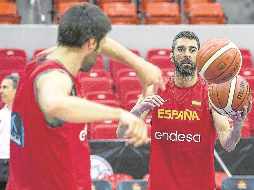 San Emeterio y Juan Carlos Navarro, durante un entrenamiento en el pabellón Príncipe Felipe de Zaragoza.