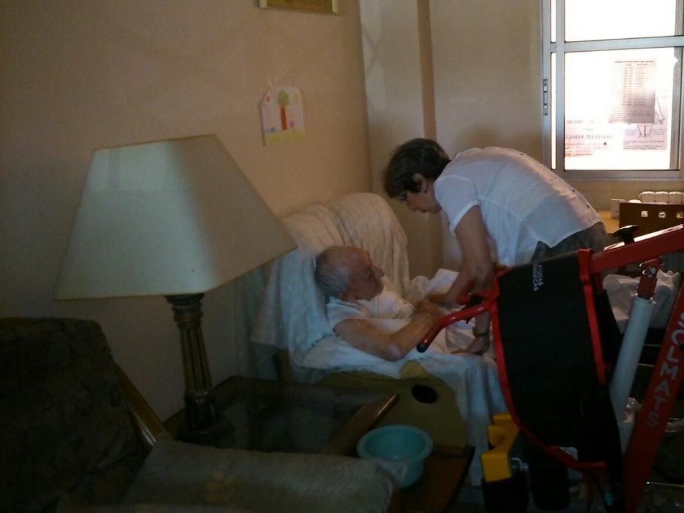 Carmen Navarro atiende a su padre, de 94 años, en el domicilio.