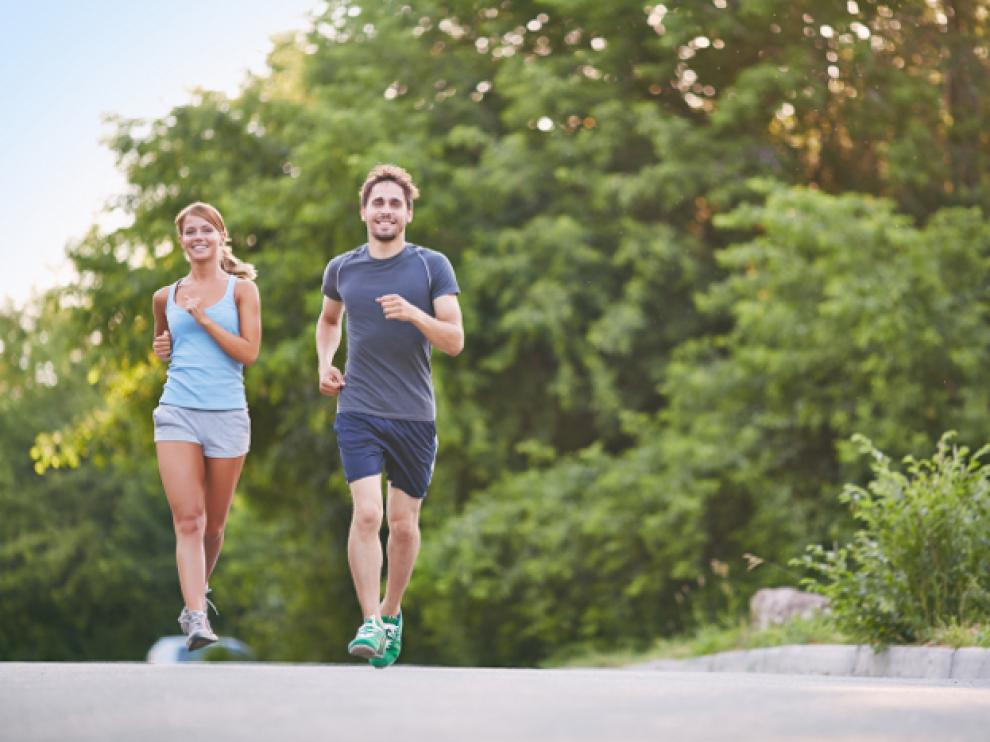 Practicar deporte mejora la tensión y el colesterol, previene la obesidad y la diabetes y ayuda a disminuir el estrés y la ansiedad.