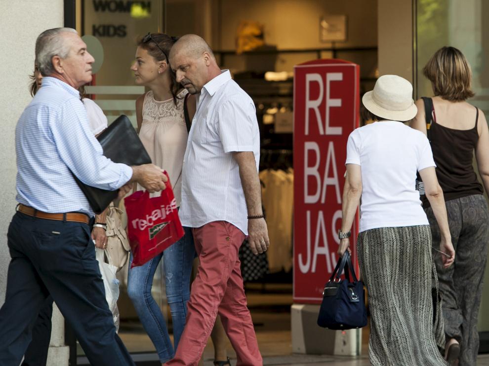 Los zaragozanos aprovecharon ayer para hacer sus compras en el centro de la ciudad.