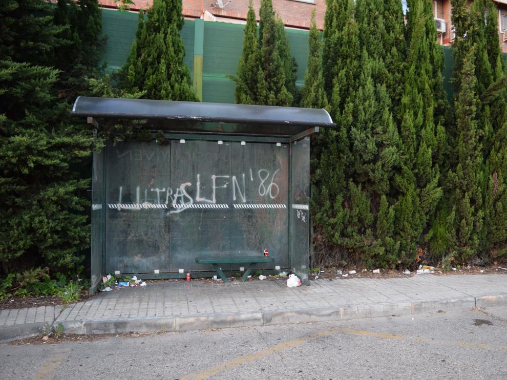 Suciedad en la parada del autobús situada junto a la urbanización Torres de San Lamberto