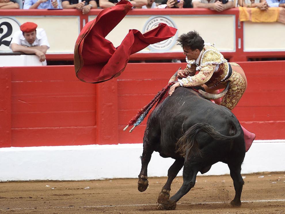 Gonzalo Caballero durante una de las tres cogidas sufridas en Santander.