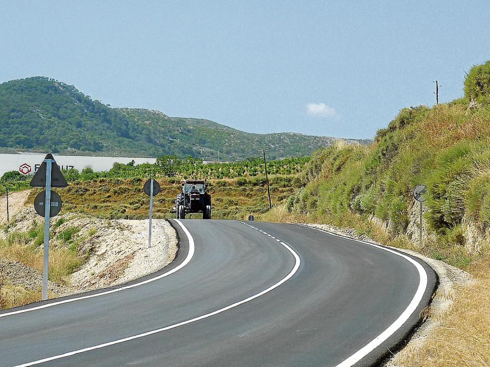 La carretera tiene ahora una anchura de siete metros y se ha mejorado el firme.