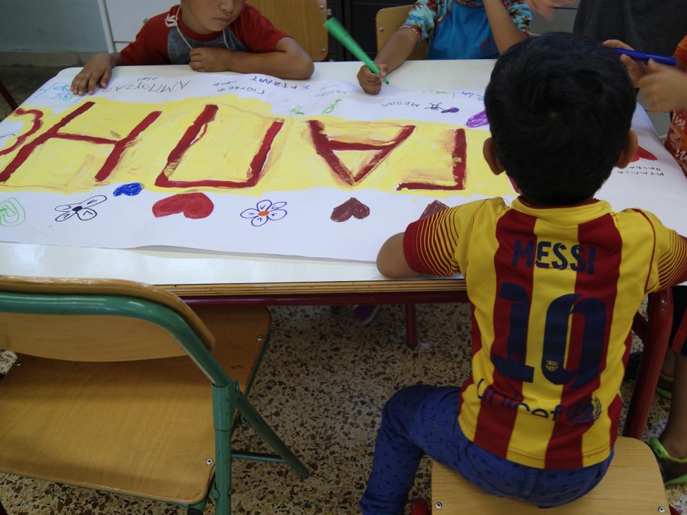 Maestros griegos preparan a los niños refugiados para la escolarización