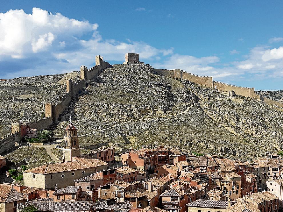 La muralla medieval de la ciudad de Albarracín, en la fotografía, recorre la montaña.