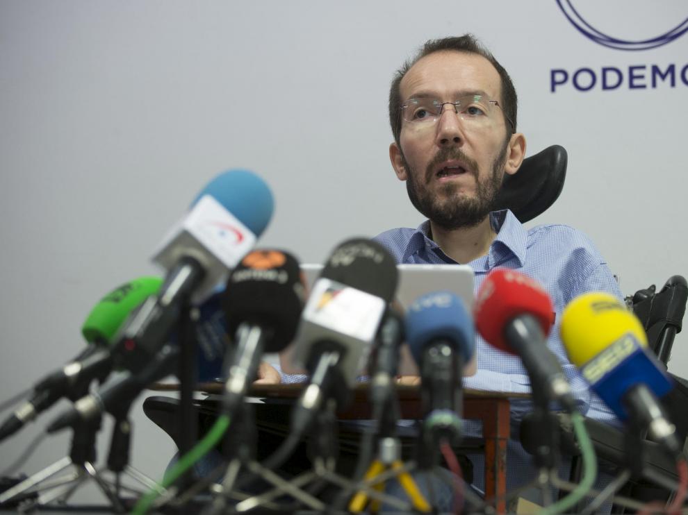 Pablo Echenique, en una rueda de prensa en la sede zaragozana de Podemos.