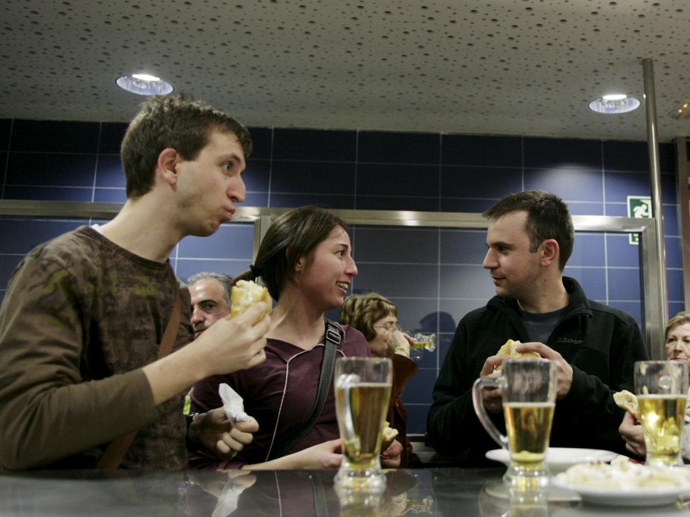 Un grupo de amigos en el Calamar Bravo de Zaragoza.