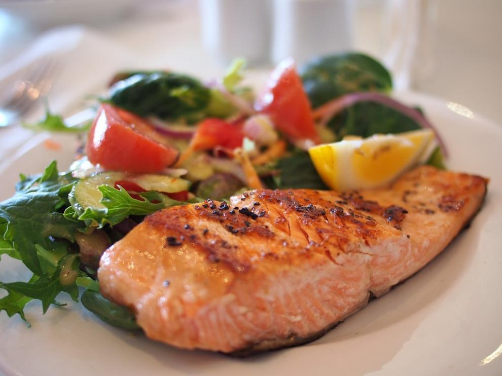El pescado es uno de los alimentos que más Omega 3 posee, junto a las nueces.