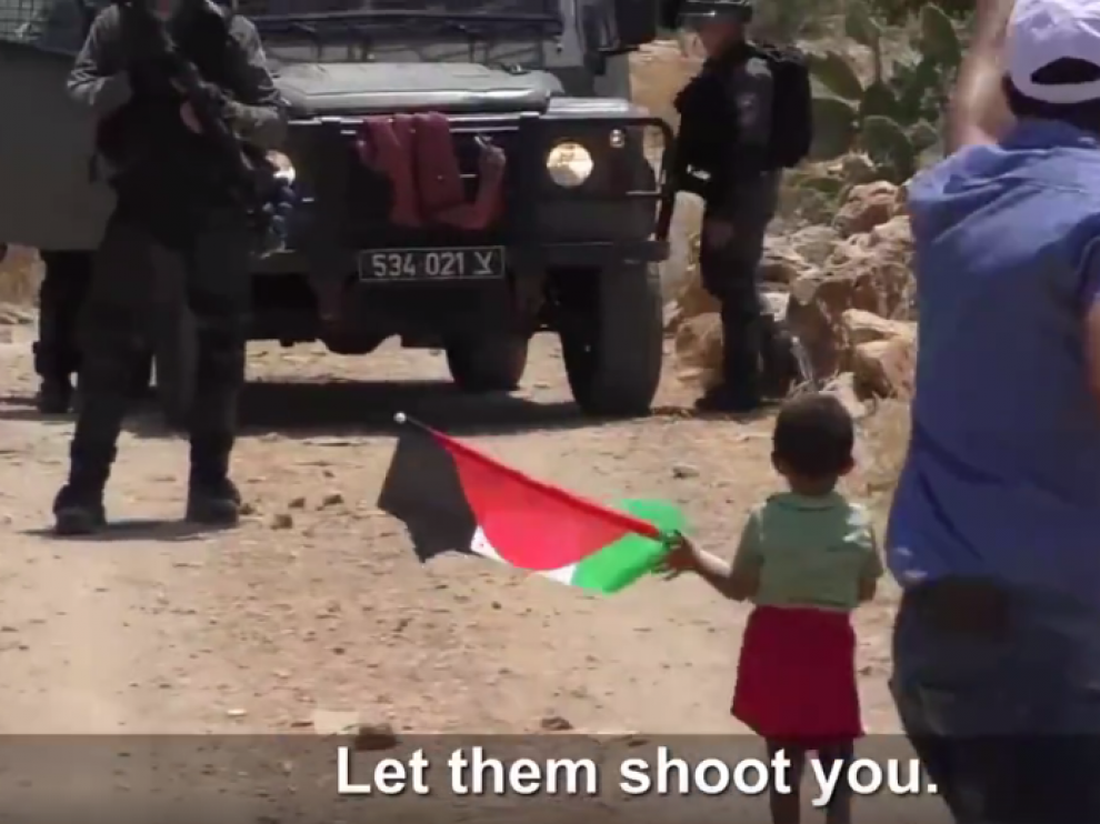 Un palestino insta a unos soldados israelíes a disparar contra su hijo de 3 años.