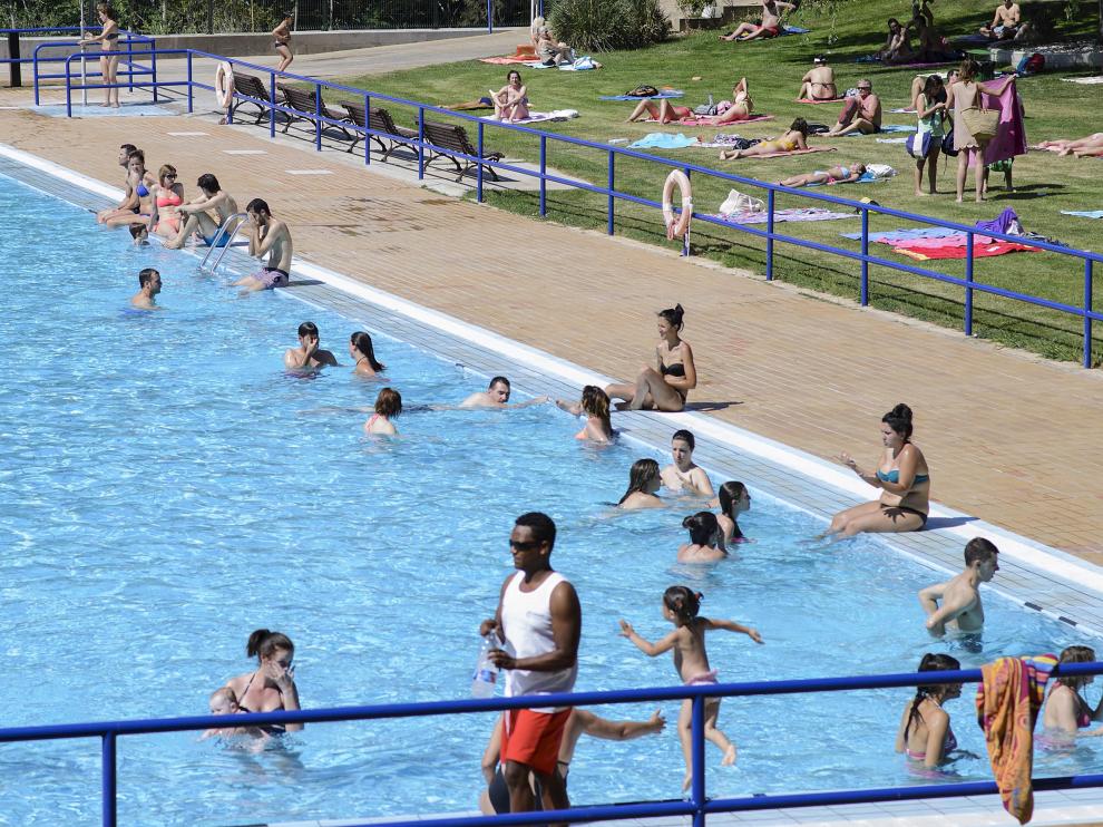 Bañistas en el centro deportivo municipal Salduba, junto al parque Grande.