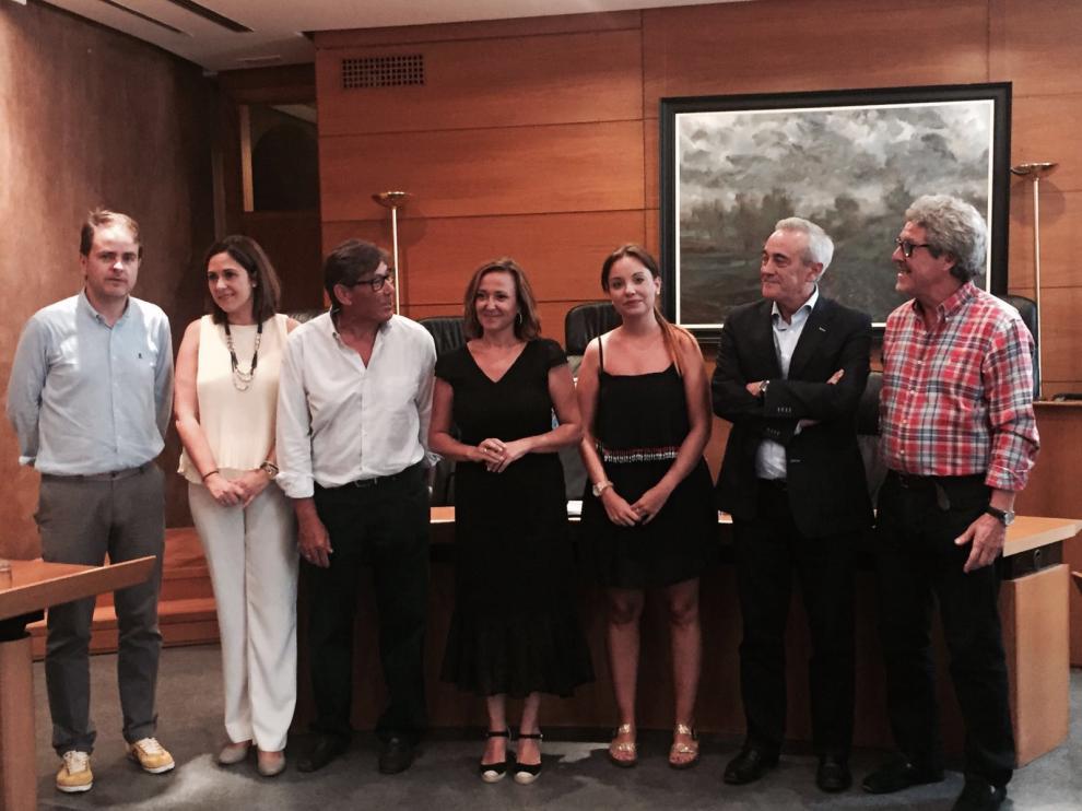 Foto de familia de los portavoces de las Cortes y la consejera Mayte Pérez.