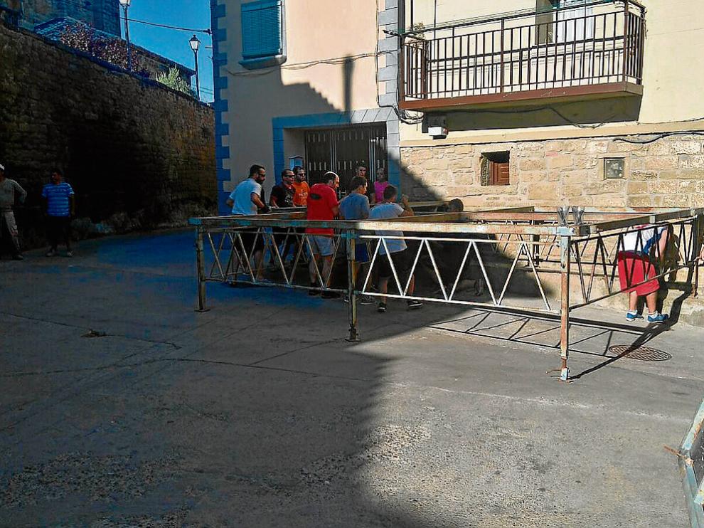 Los vecinos instalan el escenario donde se celebrarán varios actos a lo largo de la semana.