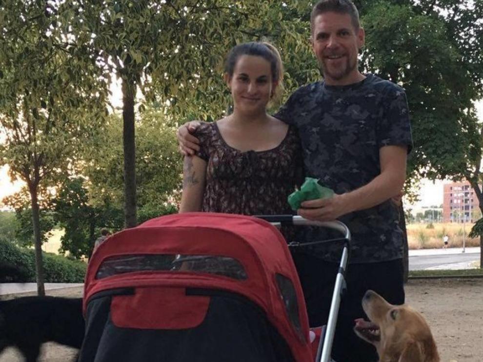 Ignacio Javierre y María Hernández junto a su hijo y a su perro.