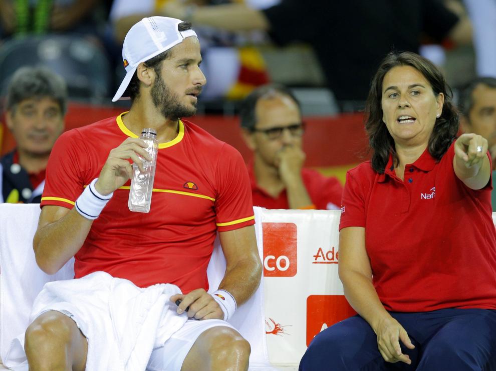 Felician López conversa con la capitana , Conchita Martínez, durante la eliminatoria de la segunda ronda del Gerupo Mundial de la Copa Davis