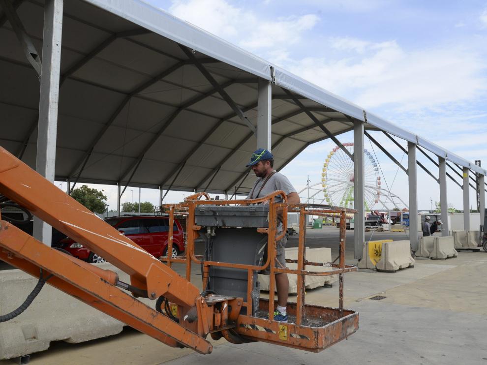 Instalación del nuevo recinto de las peñas. El recinto de las peñas, junto a la avenida de Monegros ya ha empezado a tomar forma. Este año, primero en el que su gestión se ha sacado a concurso, habrá conciertos de gran nivel, como Amaral y Loquillo.
