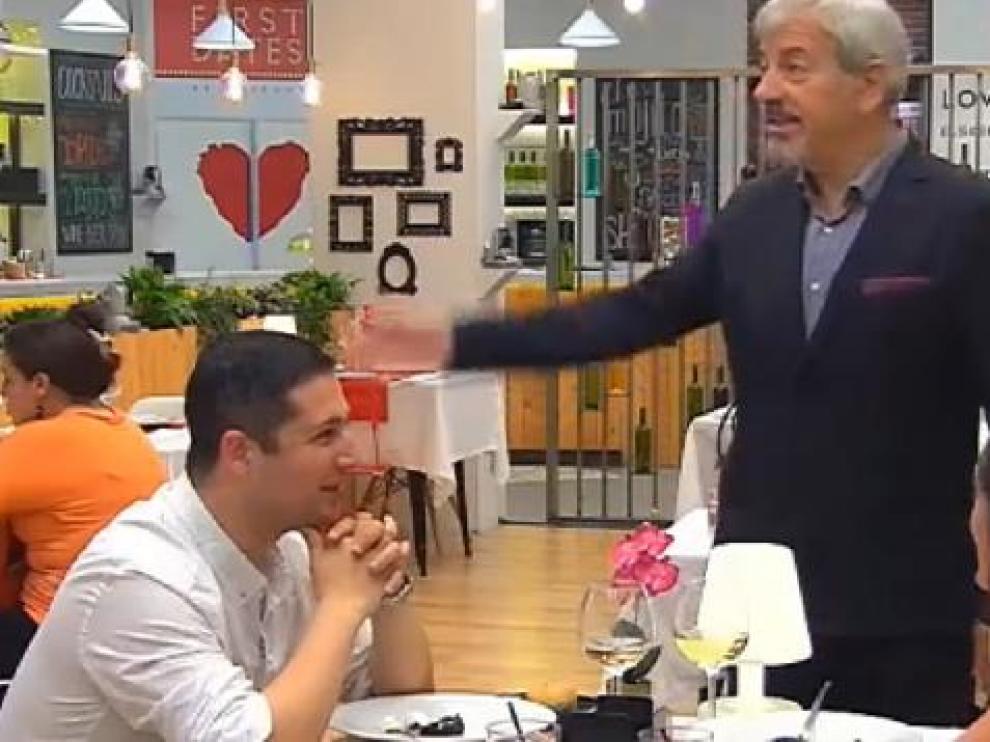 Carlos Sobera, presentador de 'First Dates', media entre dos concursantes