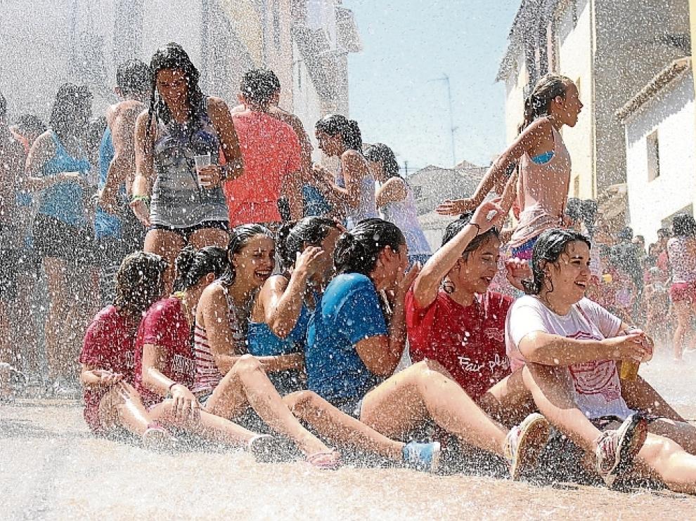 Los jóvenes disfrutaron en la mojadina que abrió las fiestas de Samper de Calanda.