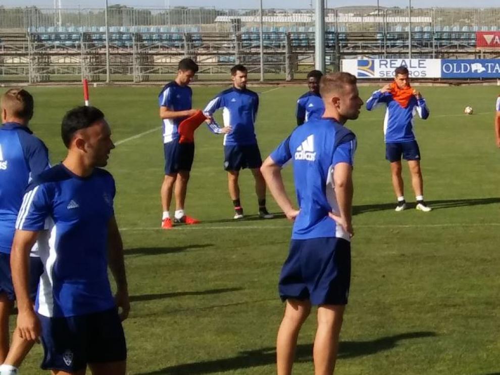 El rubio Alex Barrera, en primer término, durante el entrenamiento de este viernes. Al fondo, Lanzarote junto a Erik Morán.