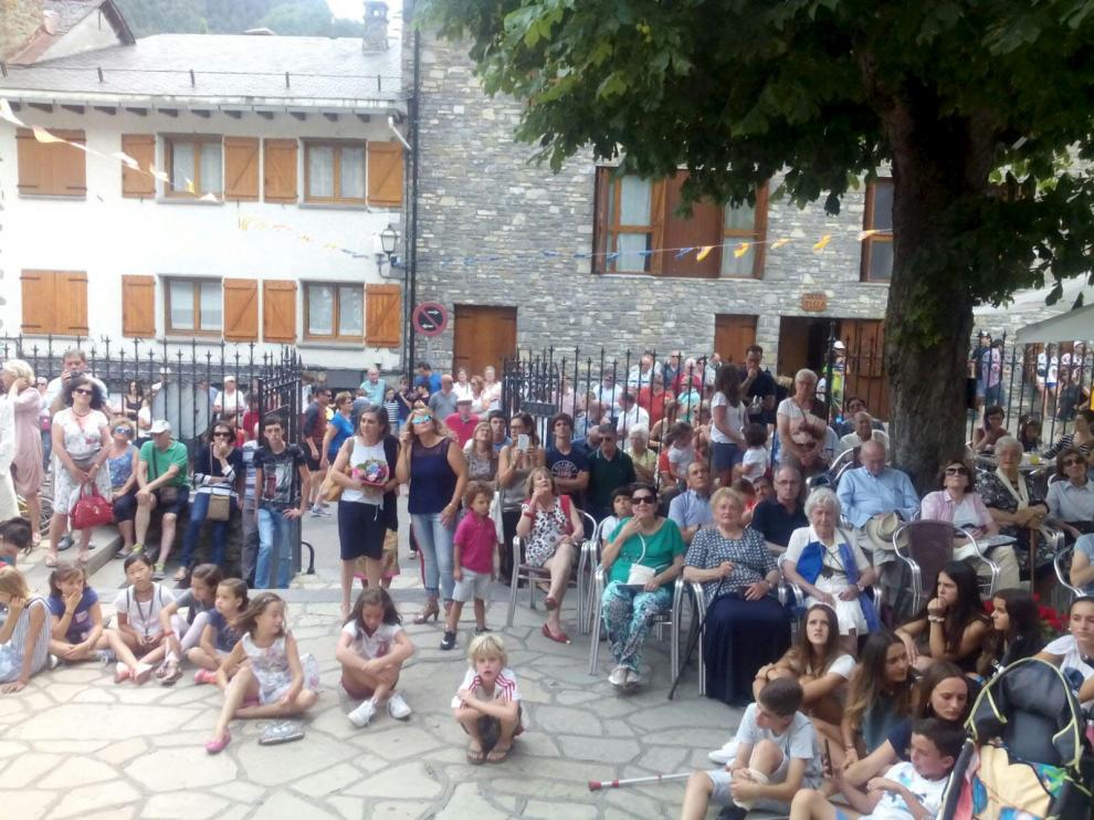 Los vecinos de Sallent asistieron a la lectura del pregón bajo el balcón del Ayuntamiento.
