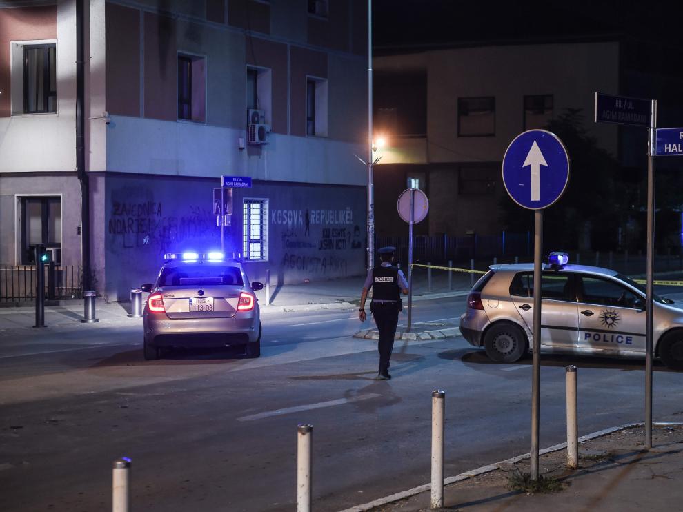 La policía inspecciona la zona cercana al Parlamento de Kosovo tras la explosión.