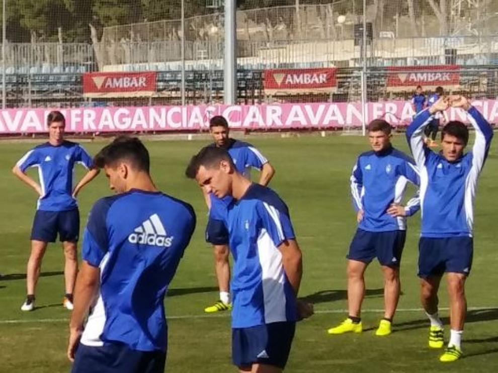 Alberto Zapater, a la derecha, se ejercita en el entrenamiento de este viernes en la Ciudad Deportiva.
