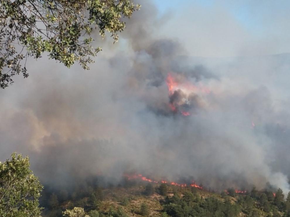 Un incendio obliga a desalojar un campin en Lecina