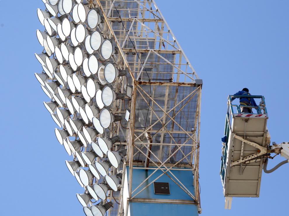 Comienza la reparación de las torres de iluminación de La Romareda