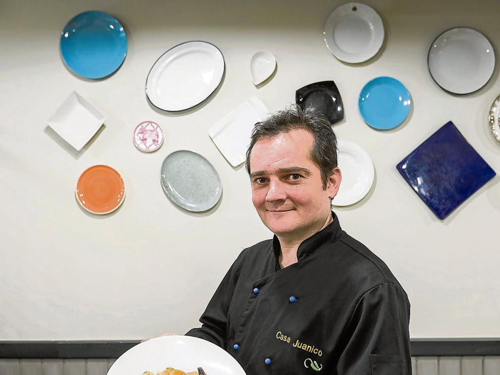 Michel Velasco, chef de Casa Juanillo, con una ensaladilla que lleva sardinillas y vieiras, entre otros ingredientes.