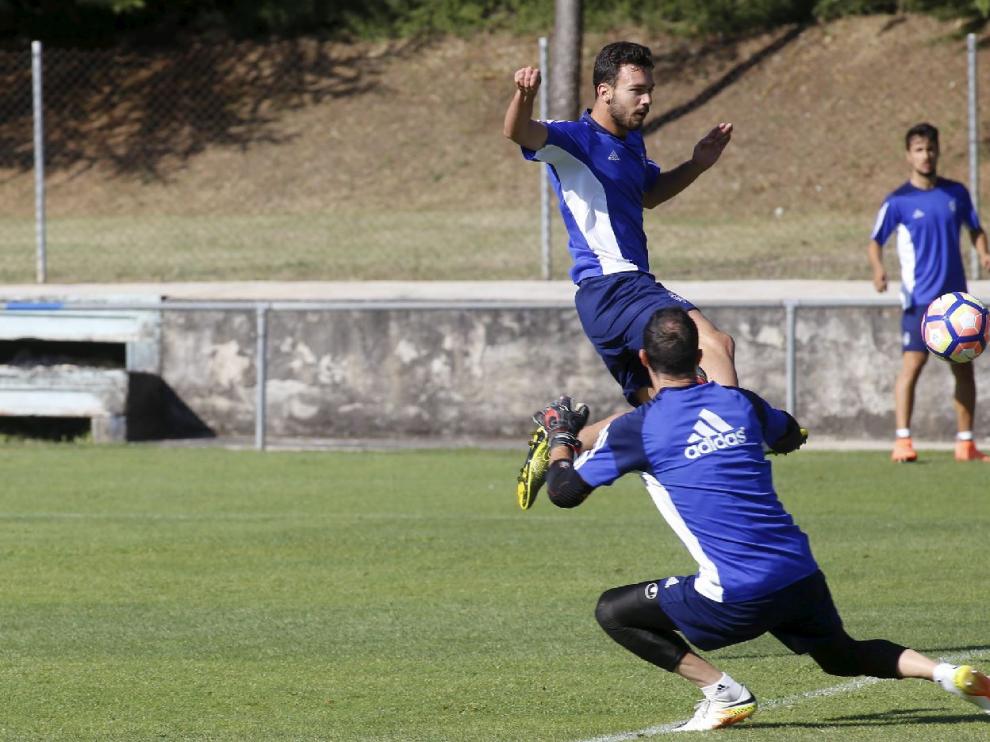 Diego Suárez marca un gol a Manu Herrera en un entrenamiento del Real Zaragoza en Boltaña.