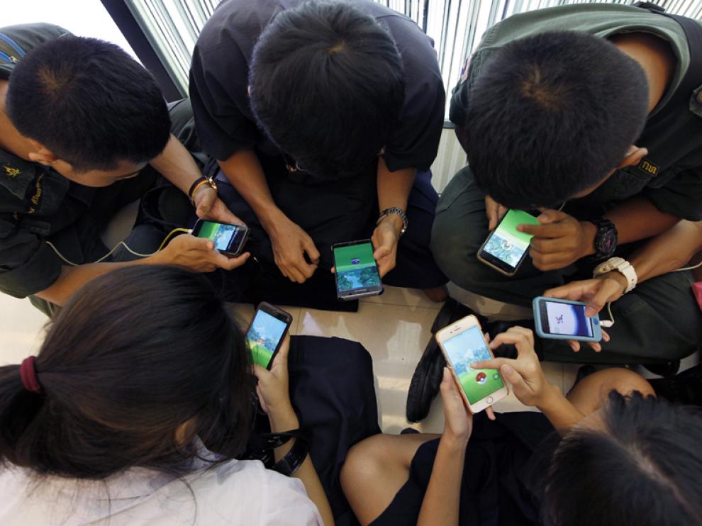 Jóvenes jugando a Pokémon GO