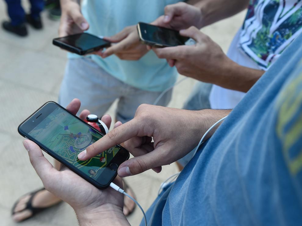 Algunas personas jugando al Pokemon Go
