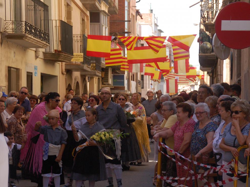 Cientos de vecinos participaron en la ofrenda de flores.