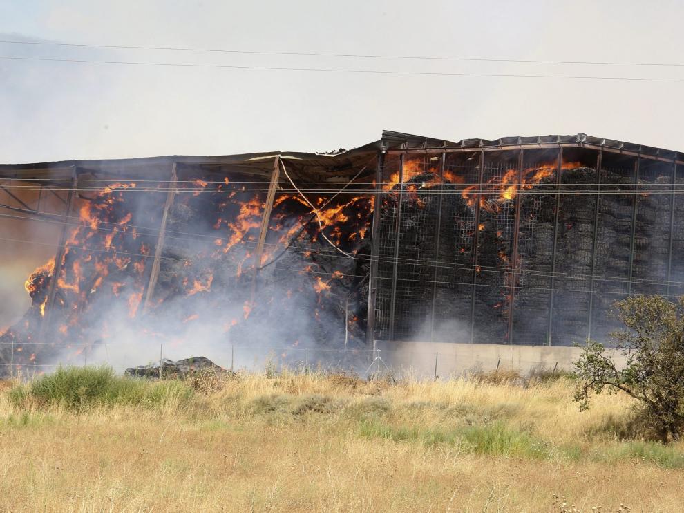 Incendio de un almacén de paja cerca de Huesca.