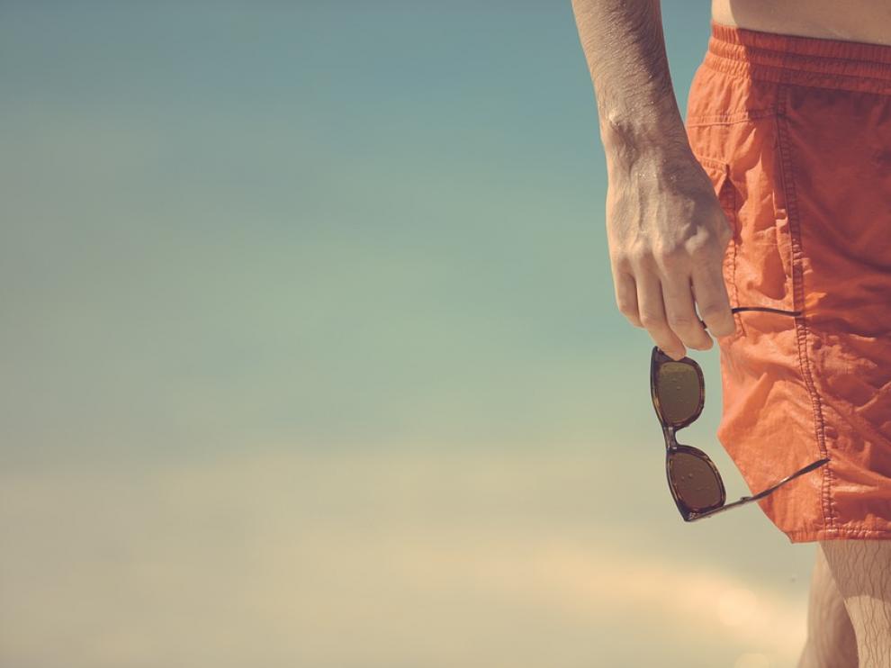 Las gafas de sol previenen problemas derivados de la sobreexposición solar.