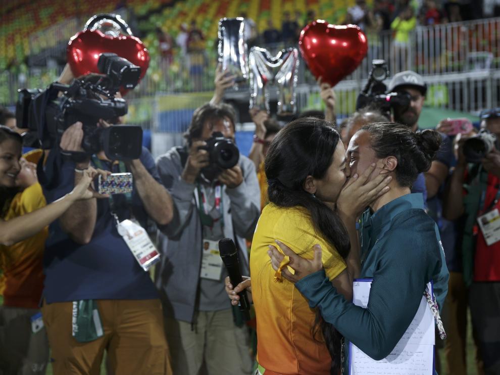 Isadora Cerullo besa a su novia Majorie Enya en la ceremonia de cierre de Rugby femenino