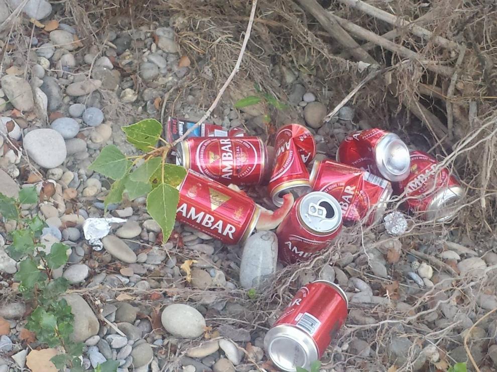 Latas de cerveza y comida en la Peña del Cuervo.