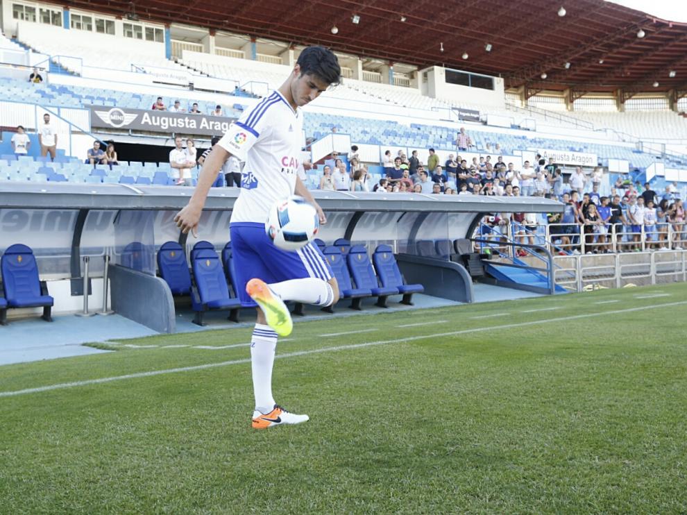 Edu García ejecuta los clásicos toques de balón en el acto de presentación en La Romareda.
