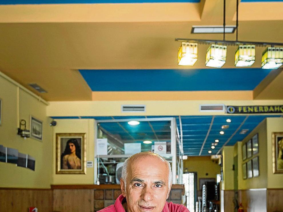 Ahmet Saglik, en su restaurante La Medusa en Zaragoza.