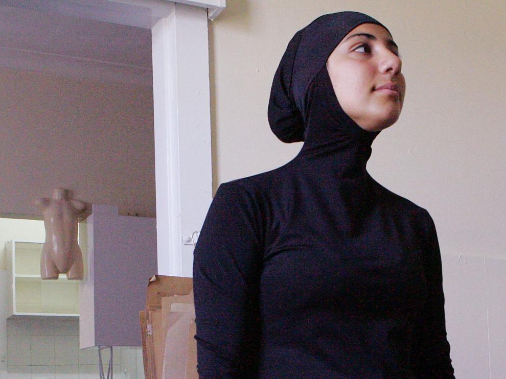 Foto archivo de una modelo llevando burkini