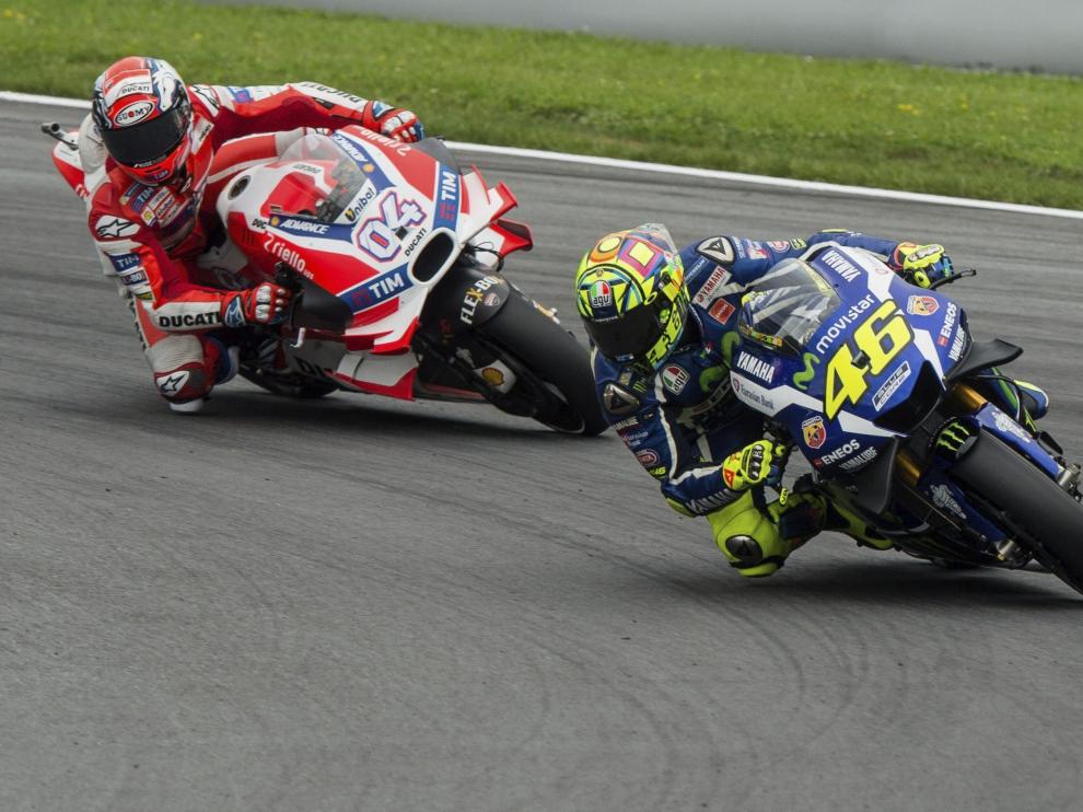 El piloto italiano Valentino Rossi y Andrea DOvizioso participan en los primeros entrenamientos libres