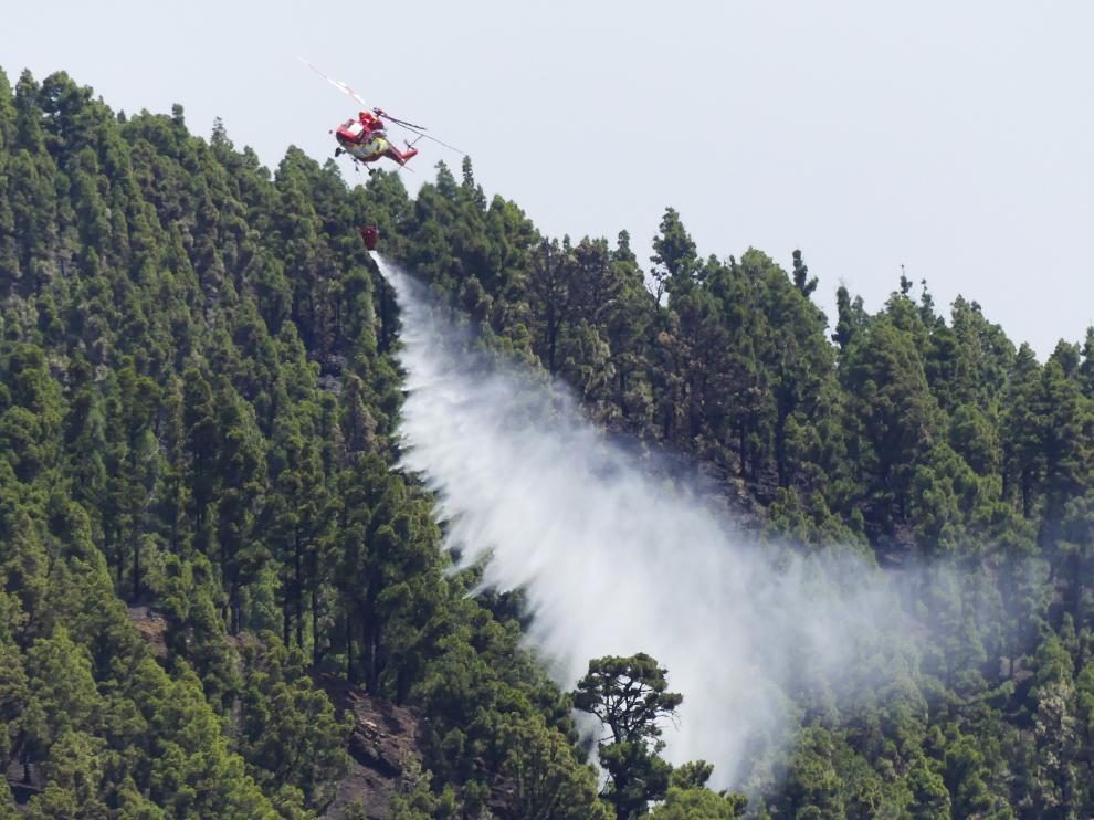 Los bomberos continúan refrescando la zona.