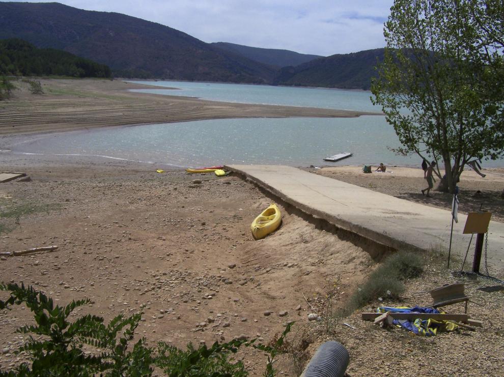 La imagen del embarcadero ilustra la situación del embalse de Barasona.