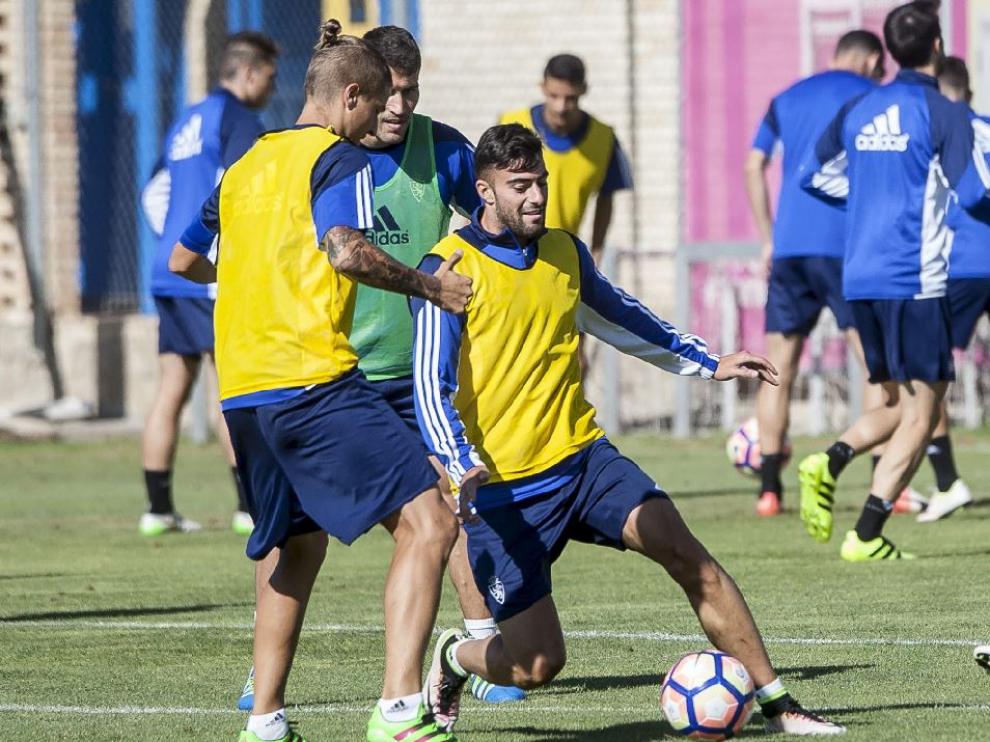 Rico, con el balón, entre Wilk y Zapater en un ejercicio de entrenamiento en la Ciudad Deportiva.