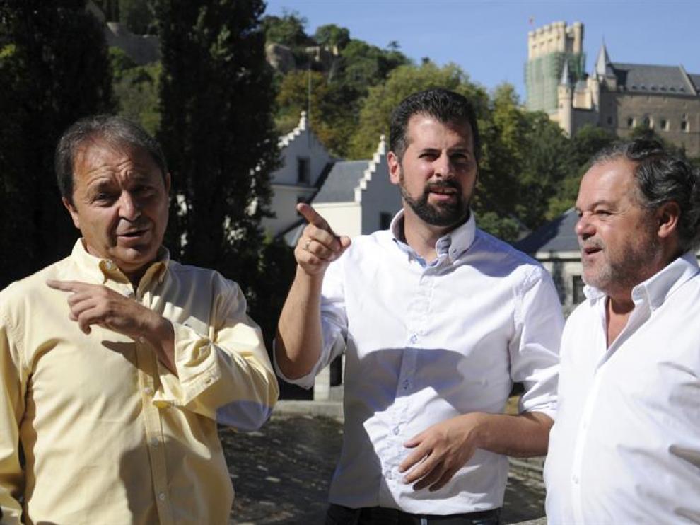 El secretario general del PSOE de Castilla y León, Luis Tudanca, en Segovia junto al secretario general provincial, Juan Luis Gordo (i), y el exsenador Felix Montes (d)