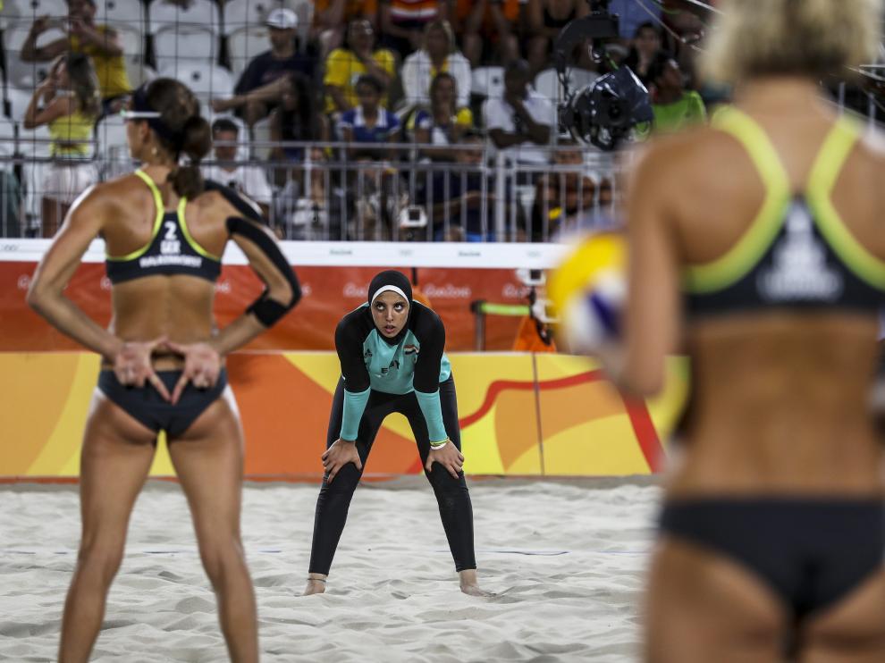 Kira Walkenhorts de Alemania hace señas a su compalera Laura Ludwig frente a Doaa Elghohashy