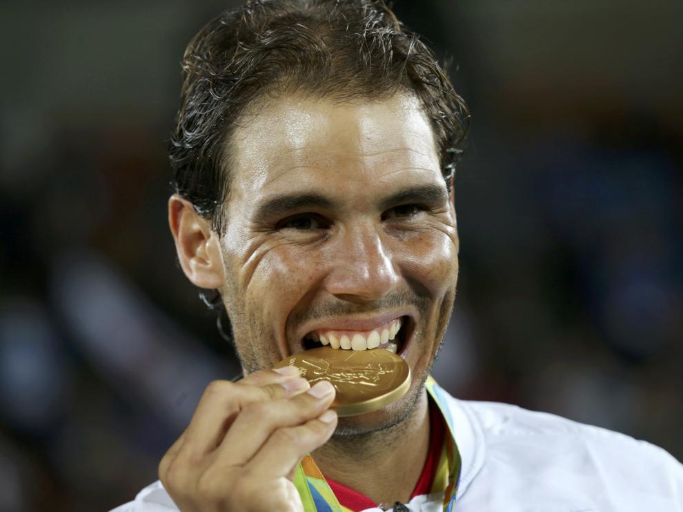 Nadal posa con la medalla de oro obtenida en la categoría de dobles junto a Marc López en Río 2016.
