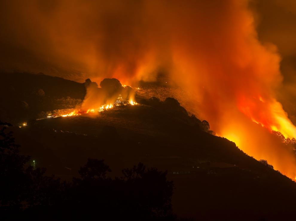 Incendio declarado este domingo en La Pobra de Trives, en Orense.