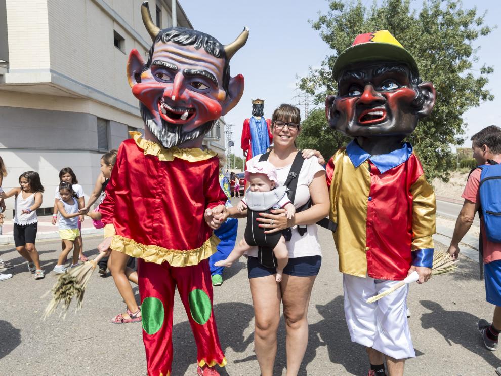 Gigantes y cabezudos en las fiestas de La Puebla de Alfindén
