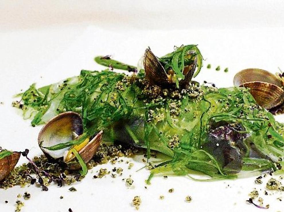 Langostinos salteados en wakame envueltos en papel de codium y crambel de kombu.