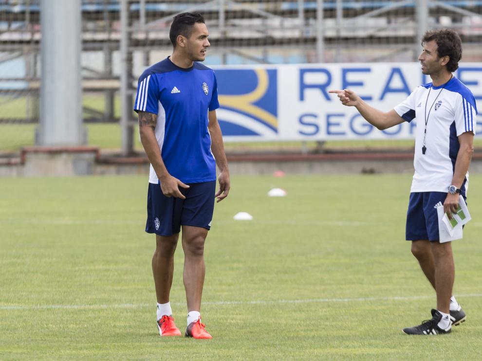 Luis Milla dialoga con Marcelo Silva durante la sesión de trabajo de ayer por la tarde.